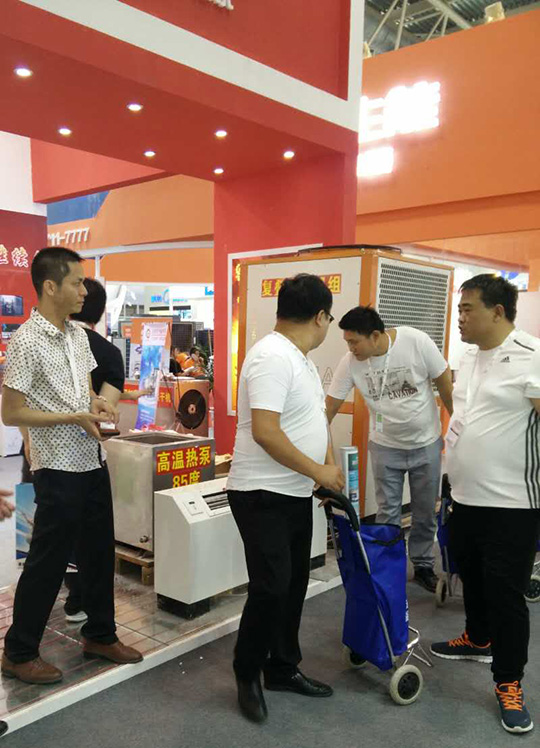 北京暖通展第二天，正旭空氣能展臺(tái)人氣依舊爆棚